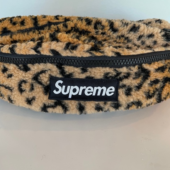 SUPREME Leopard Fleece Waist Bag - Picture 3 of 7